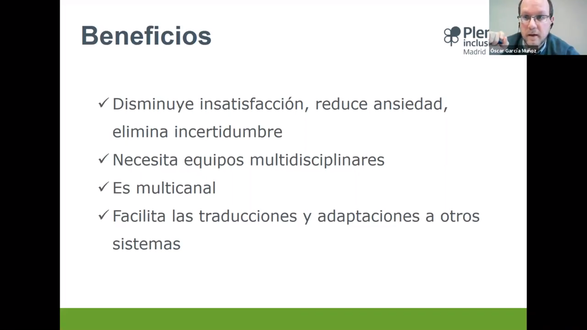 Diapositiva de la presentación de Oscar García Muñoz. El texto dice: Beneficios. Disminuye insatisfacción, reduce ansiedad, elimina incertidumbre. Necesita equipos multidisciplinares. Es multicanal. Facilita las traducciones y adaptaciones a otros sistemas.
