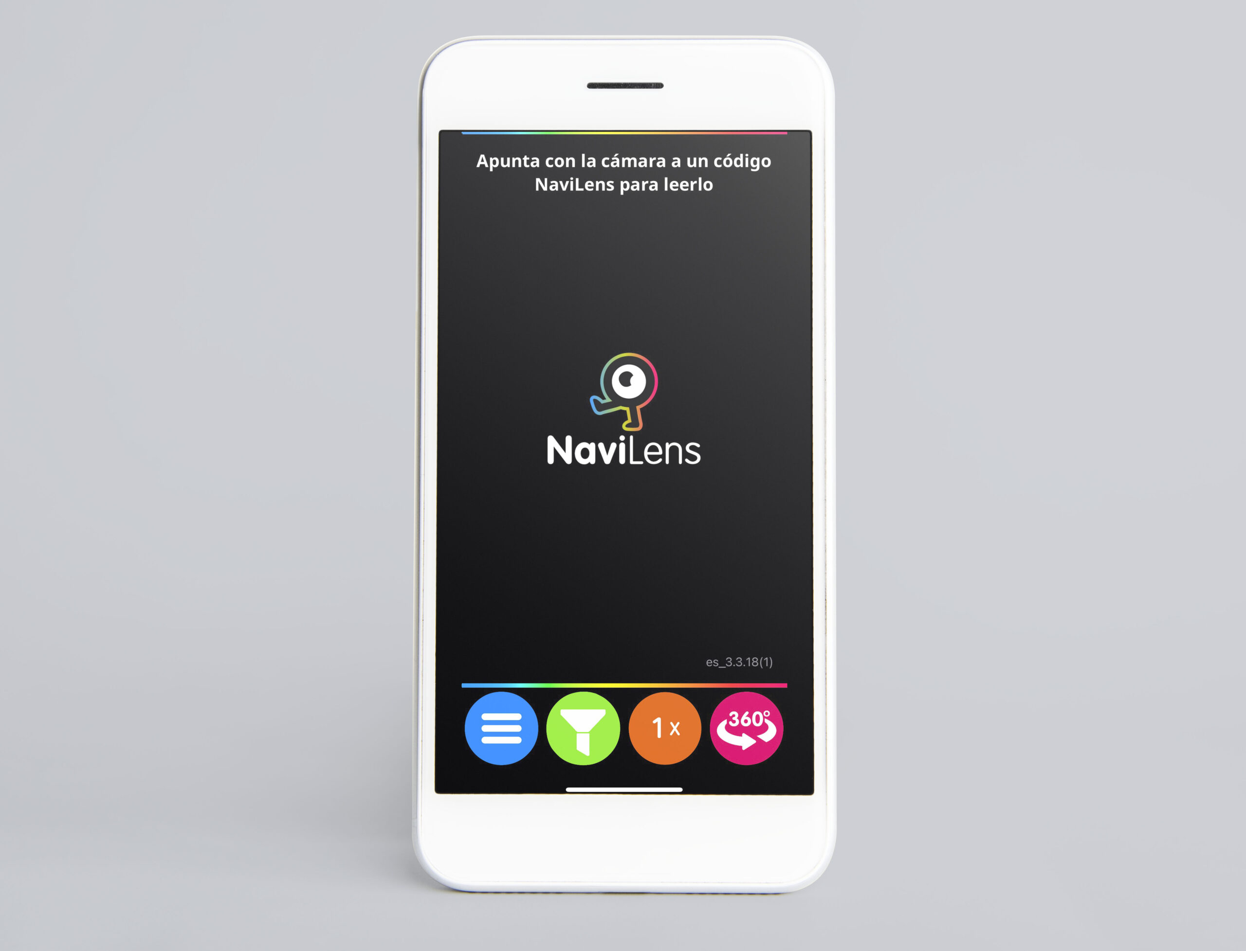 Fotografía de un móvil con la pantalla principal de la aplicación de NaviLens.