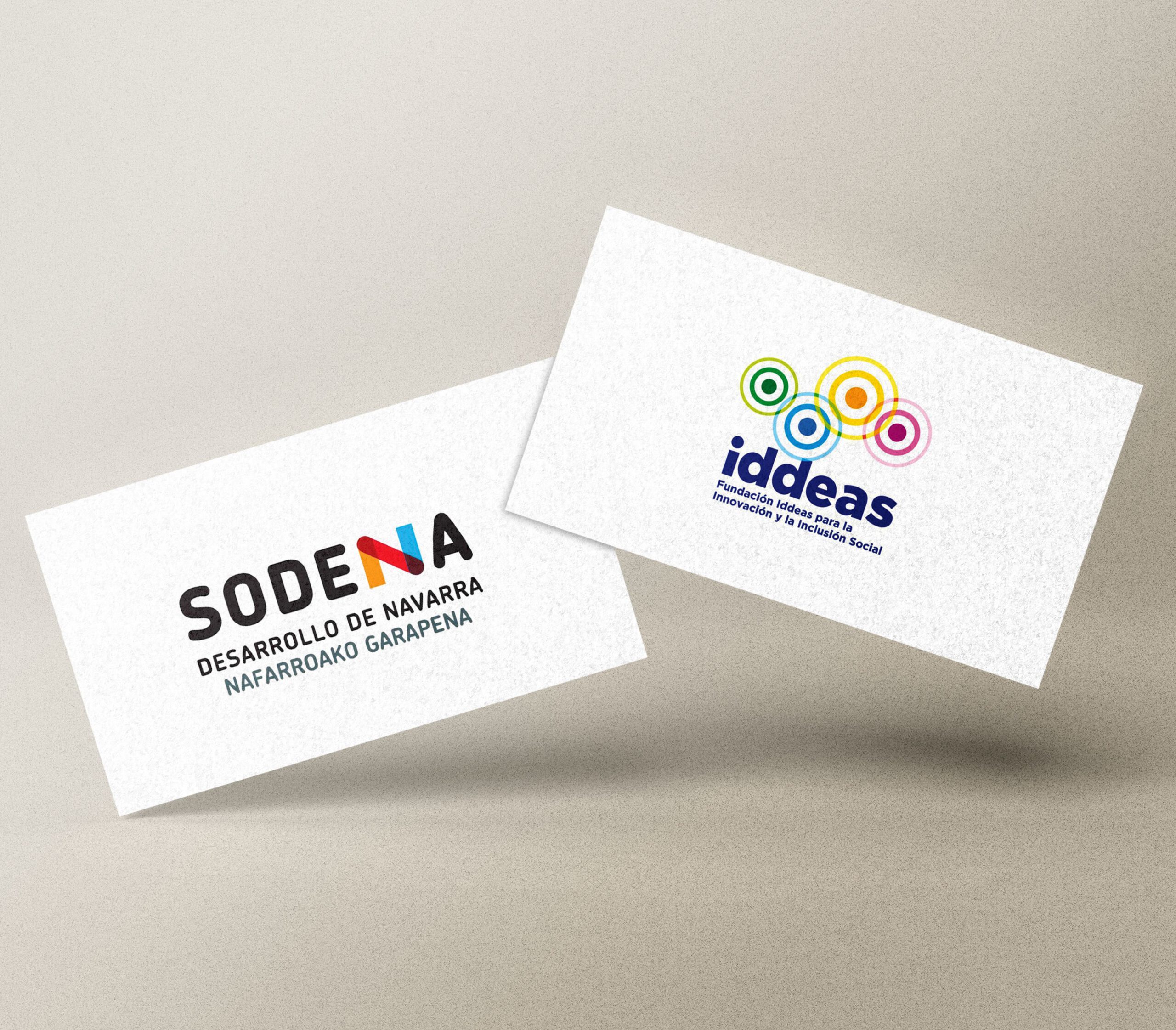 Fotografía de una tarjeta con el logo de SODENA y otra al lado con el logo de la Fundación Iddeas.